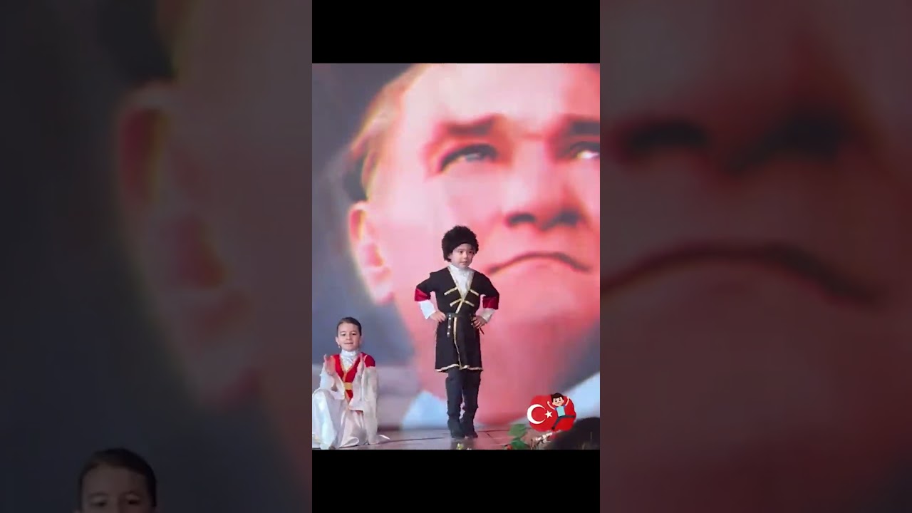 FAHRİYE EVCEN BURAK &Ouml;Z&Ccedil;İVİT &Ccedil;İFTİNİN OĞULLARI KARAN 'IN OKUL T&Ouml;RENİNDE DANS ŞOVU! #shorts