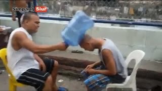 Aksi Gokil Adu Kekuatan Kepala Dengan PUkulan Galon AIr Minum Aksi Gokil Adu Kekuatan Kepala Dengan PUkulan Galon AIr Minum