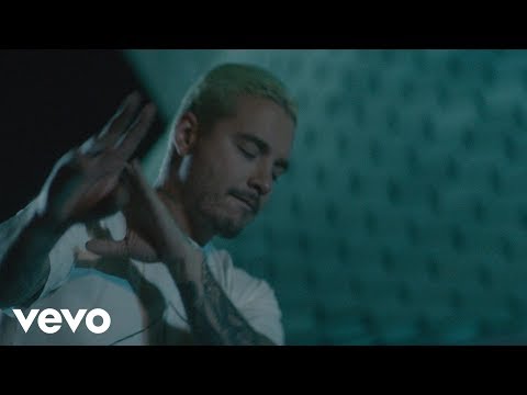 J Balvin – Bobo