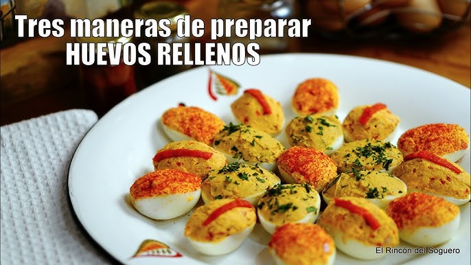 Huevos rellenos o diabólicos con pimentón y perejil en plato azul para mesa  de pascua. Plato tradicional para Pascua. Comida saludable de la dieta para  el desayuno. Vista superior Fotografía de stock 