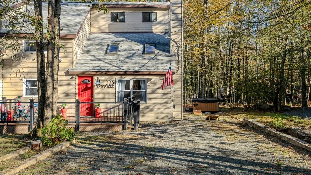 223 Paxinos Dr, Pocono Lake, PA