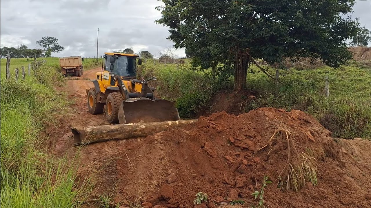ESTALANDO BUEIRO DE MADEIRA PÁ CARREGADEIRA JCB 426ZX 