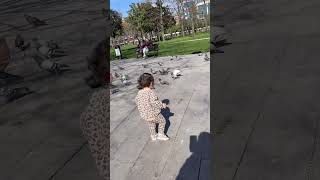 Podyum Yürüyüşü Yapıyor Sanki