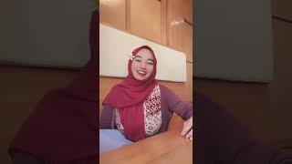 Rutinitas Cewek Hijab Di Kantin Bareng Teman-Temannya.