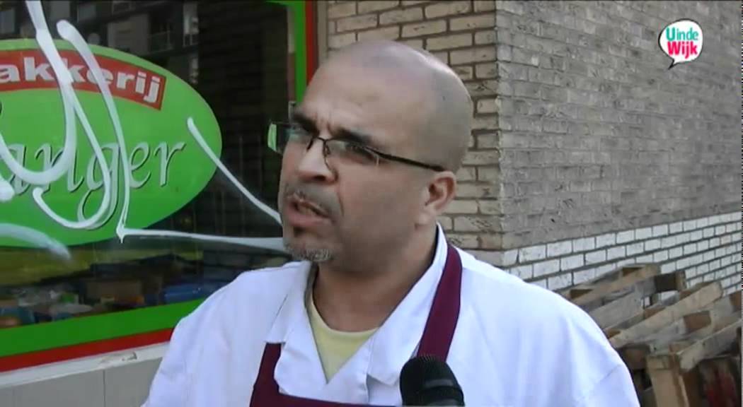 U in de wijk Kanaleneiland  - Auto's en woningen in Kanaleneiland met verf beklad