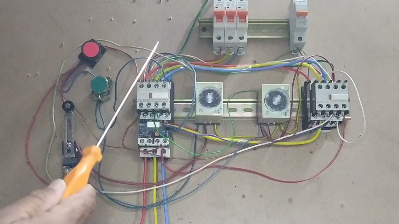 دورة التحكم الالى الدرس التاسع عشر  عكس اتجاه دوران الموتور باستخدام ليميت سويتش و تايمر