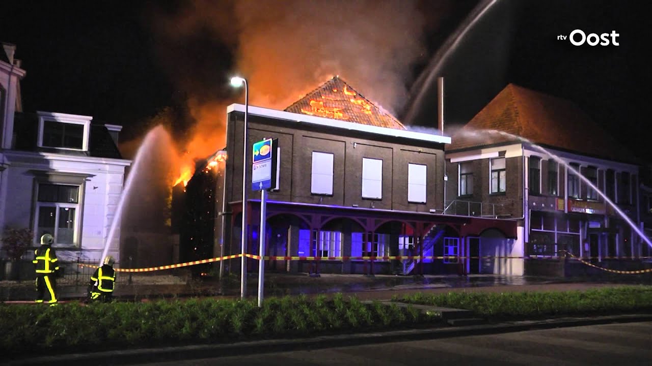 Zeer grote brand in voormalige discotheek in Steenwijk