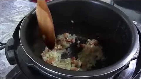 Tem como refogar alho na panela elétrica?