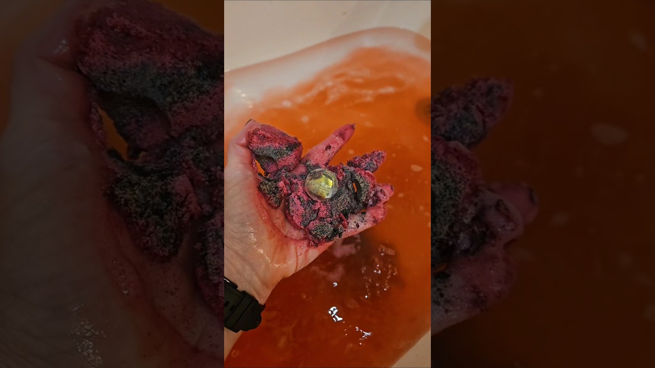 Посмотрите, как я разламываю эту бомбочку для ванны и обнаруживаю внутри кольцо 🫣