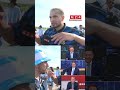 IMPRIMIÓ LAS LETRAS DE LAS CANCIONES PARA QUE LA GENTE LAS CANTE EN EL PARTIDO DE ARGENTINA