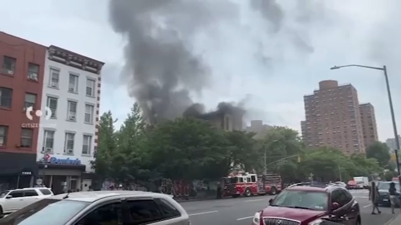 Fire tears through abandoned building in East Harlem - YouTube