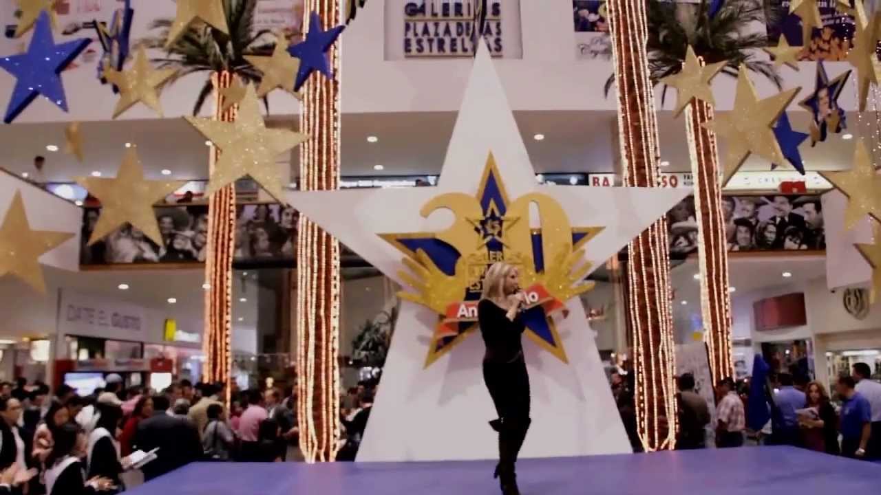 Lila Deneken-Como ama una mujer   En vivo  Plaza Galerias - YouTube