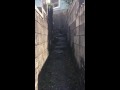 路地裏細い道