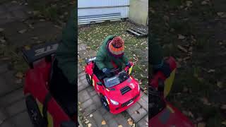 Амирчик катает братика #бека #блогеры #видеообзор #сын #дети  #сыновья