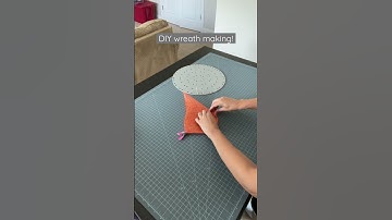 DIY wreath making - how to fold a daisy petal for a flower style wreath! #diywreath #wreathtutorial