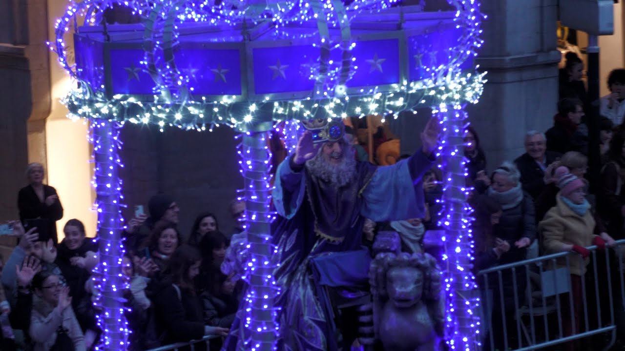 Los Reyes Magos desfilan por Oviedo trayendo ilusión a pequeños y mayores | Oviedo