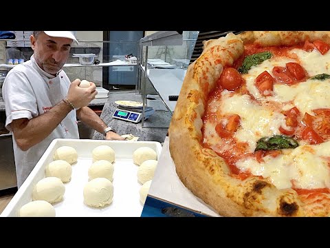 Pizzaiolo Napoletano prepara l'impasto per la Pizza napoletana nella sua pizzeria a Roma 🇮🇹
