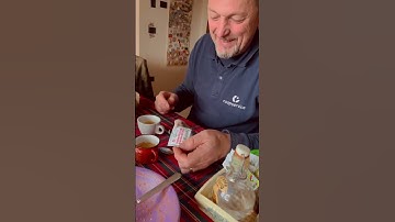 Lovebird Helps Open Sugar Packet || ViralHog