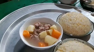 Cả gia đình chuẩn bị cho bữa cơm tất niên Tết Nguyên Đán Việt Nam