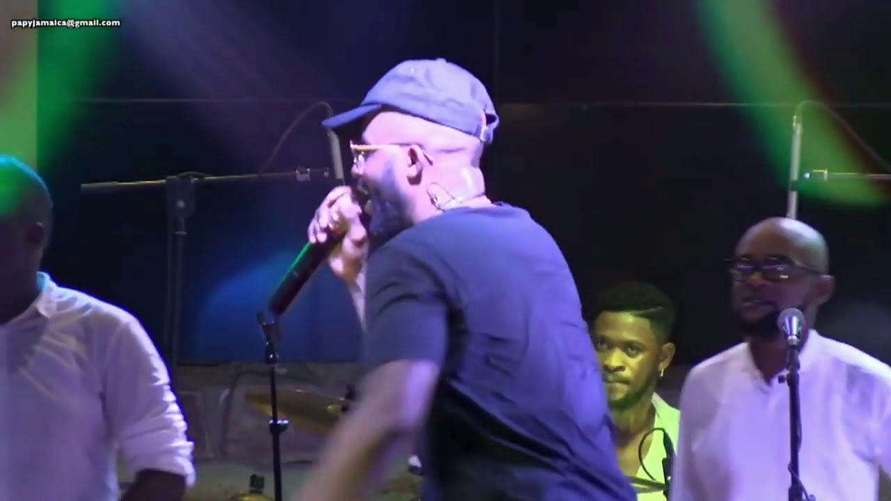 FALLY IPUPA: L'AMBIANCE PENDANT NOS VOGAGES ET DES EXPLOITS DES