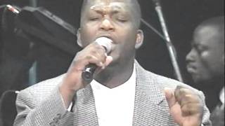 John P. Kee and VIP Mass Choir-" The Presence of the Lord" chords