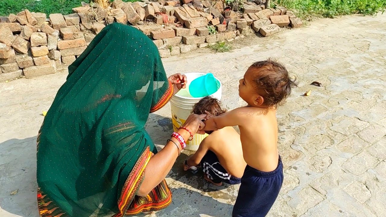 Itne fog mein bhi bacchon Ko nahalaya