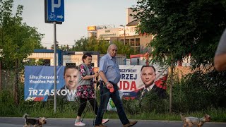 Les Polonais appelés aux urnes pour élire leur président dans un scrutin retardé par la pandémie
