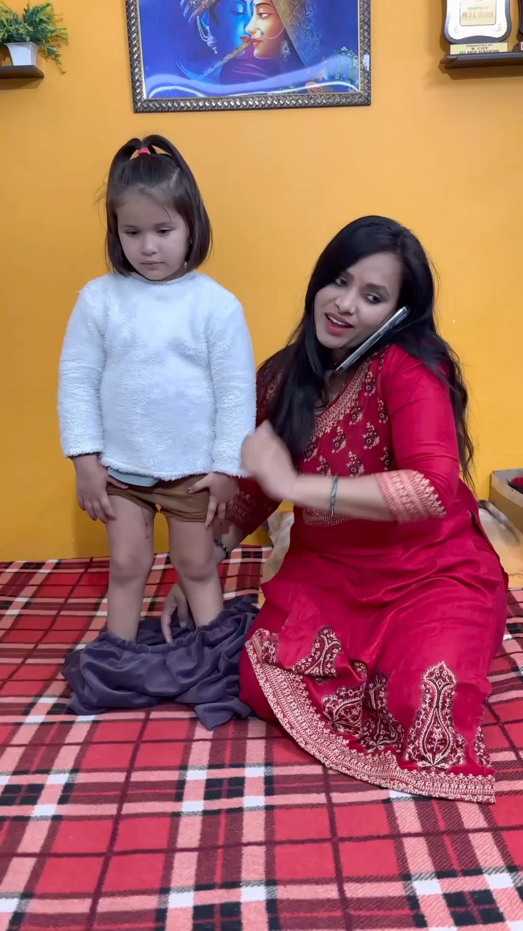 Mumma ne Vedika ko kya pehna diya??