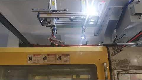 Automatic Injection Molding and Removing Runner Material
