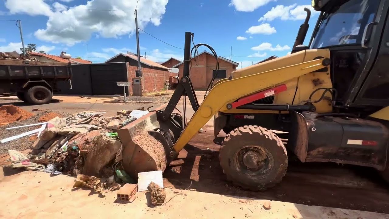 RETROESCAVADEIRA trabalhando na cidade 🚜