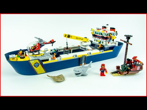 A detailed look at the Lego City Fire Station with 6 minifigures and a dog. This video is produced f. 