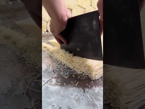 هكذا يتم تقطيع الأندومي في الصين إندومي اكسبلور السعودية طبخ معكرونة معلومة استمتع ترند 