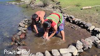 Survival skills: Primitive people discovered ethnic girl catching fish on the river