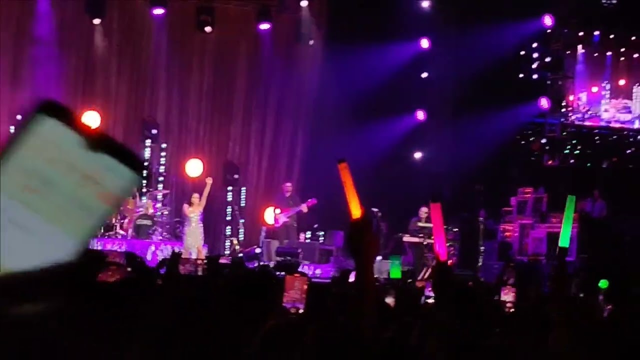 (FANCAM) 10.22.2023 The Corrs - Runaway ft. Filipino fans