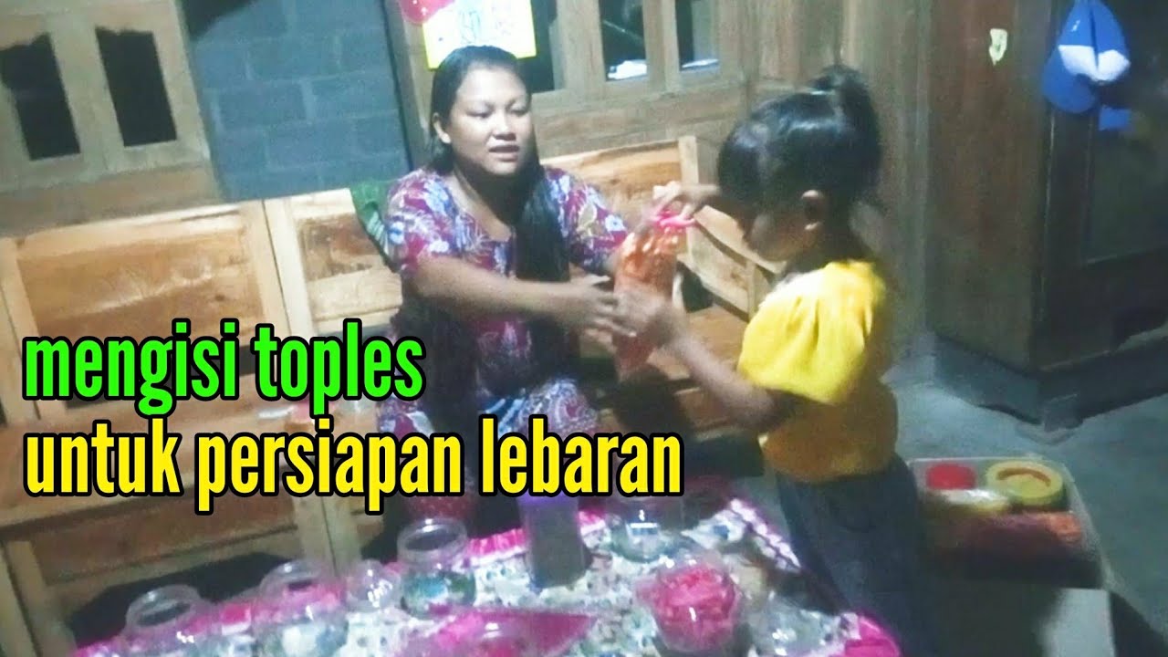 mengisi toples untuk persiapan lebaran