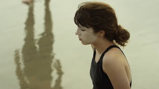 14歳少女が海辺でタトゥーの入った男性に一目惚れ／映画『17歳の瞳に映る世界』本編映像1