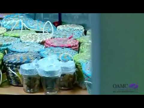 توزيع الهدايا في مطار مسقط للمسافرين السعوديين بمناسبة اليوم الوطني