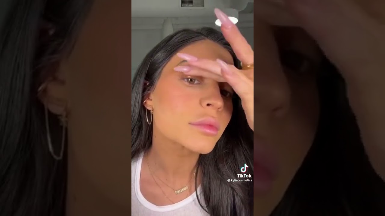 Kylie Jenner Using Her Bronze Palette