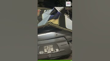 Xe container va chạm với ô tô rồi lao vào nhà dân, 2 người bị thương