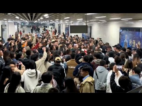 地铁口众人欢跳合唱气氛超嗨网友：看着热泪盈眶！