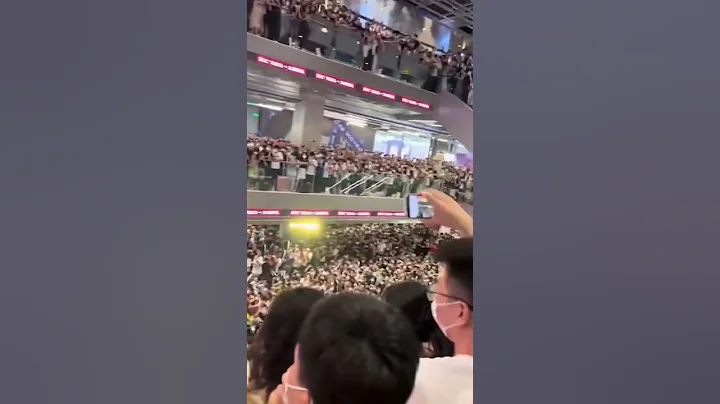 场面震撼！广州市民合唱黄家驹《海阔天空》，原谅我这一生放纵不羁爱自由！ - 天天要闻