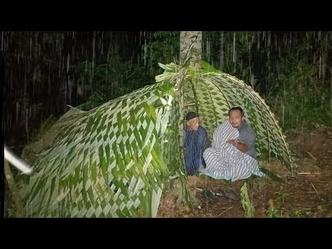 Video: Kā doties piedzīvojumā ar motociklu Sumatrā