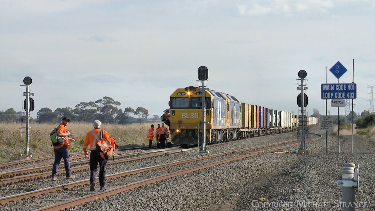 Crew Change For 7902V Pacific National Mildura Container Train  (25/5/2022) - PoathTV Railways