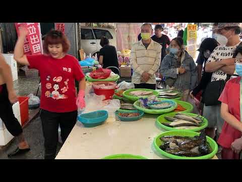 今天載來的十幾箱蝦子  也被阿源都賣光了  台中水湳市場  海鮮叫賣哥阿源  Taiwan seafood auction