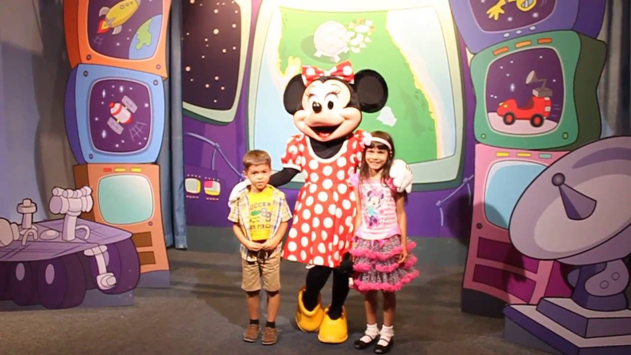 Meeting MICKEY MOUSE, MINNIE MOUSE and GOOFY Inside EPCOT DISNEY WORLD ...