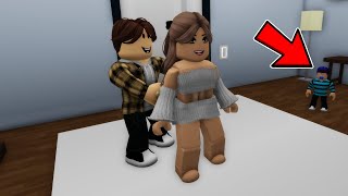 FINGI SER UM BEBÊ PARA ESPIONAR UM CASAL APAIXONADO NO BROOKHAVEN