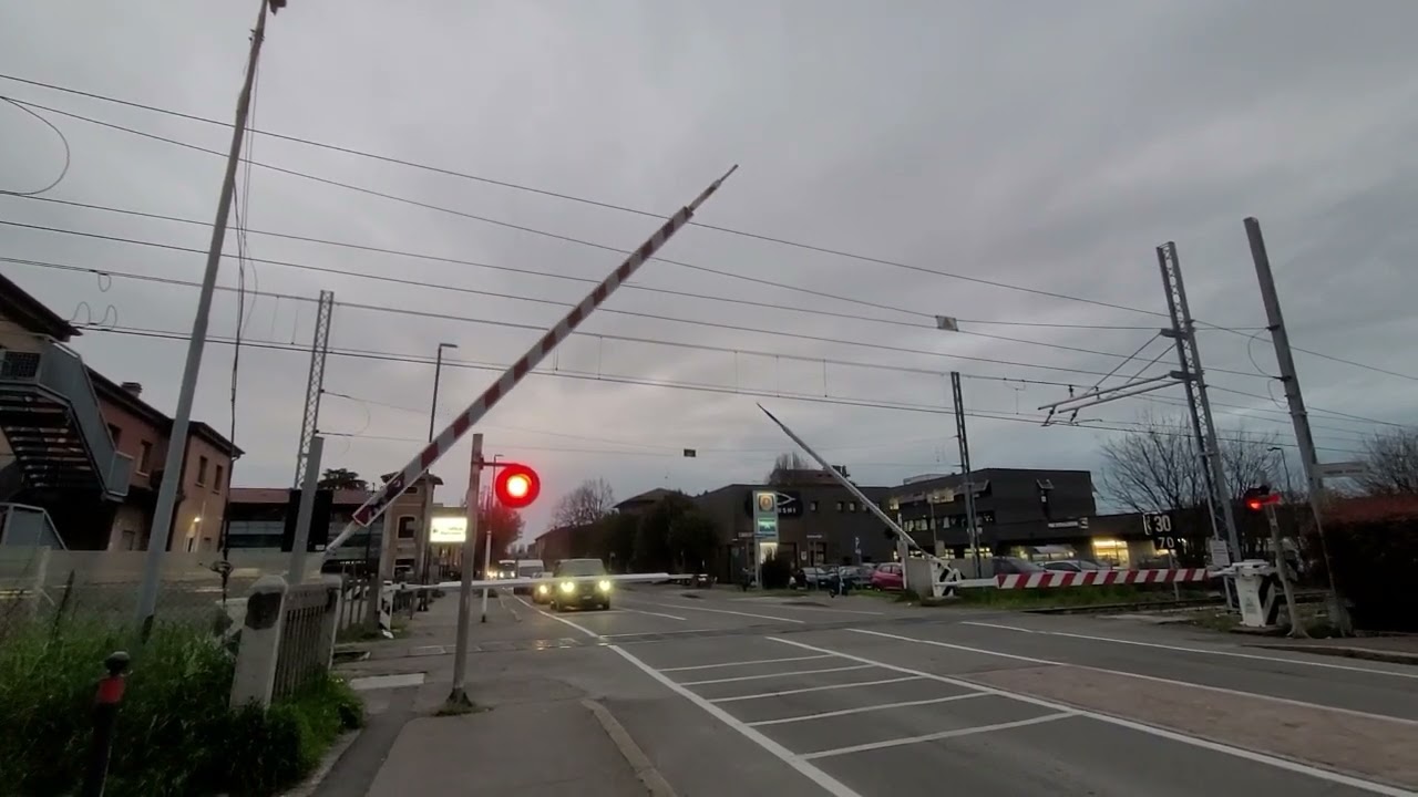 Paso de un tren Reg. Ttper, por el paso a nivel de S. Stefano, Reggio Emilia/Passaggio a livello