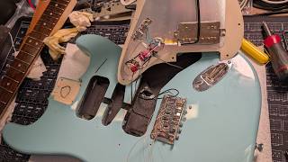 Easiest way to change the tone of your stratocaster loaded pickguard - Musiclily Pro-SE ST-HH-OMHA