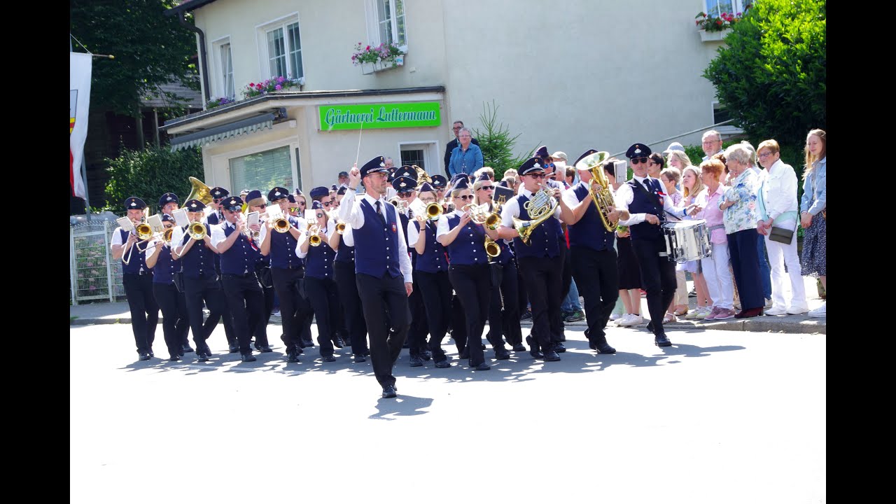 Parade und Festzug beim Schützenfest in Ense-Bremen 2024