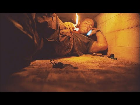 عراقي يخطف جندي امريكي ويحبسه بتابوت ضيق تحت الارض فيحاول الامريكي النجاة من الموت Buried عراقي يخطف جندي امريكي ويحبسه بتابوت ضيق تحت الارض فيحاول الامريكي النجاة من الموت Buried